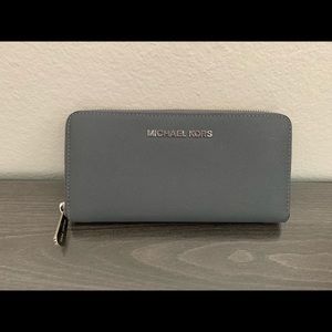 Michael Kors Pearl Grey Jet Set Travel Zip Wallet